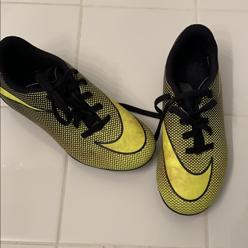 Right shoe only! Custom listing. Boys yellow Nike cleats